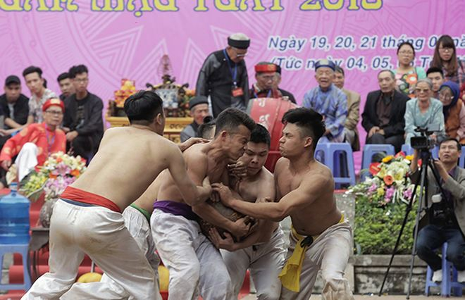 Mỗi hiệp thi đấu k&eacute;o d&agrave;i 45 ph&uacute;t, c&aacute;c đội c&oacute; thể thay người kh&ocirc;ng giới hạn.