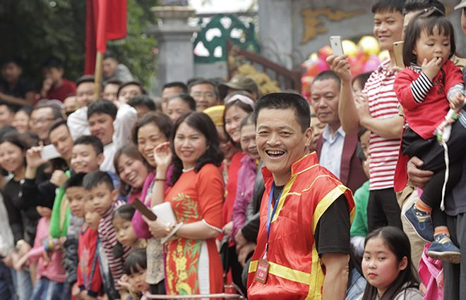 &nbsp;Kh&aacute;n giả từ gi&agrave; đến trẻ đ&oacute;n nhận lễ hội vật cầu Th&uacute;y Lĩnh với nụ cười thường trực tr&ecirc;n m&ocirc;i