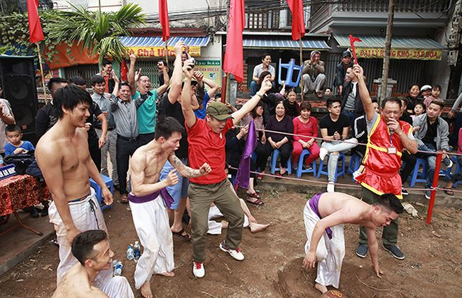 Và ghi đi&ecirc;̉m ngoạn mục trong ni&ecirc;̀m vui của những người đ&ocirc;̀ng đ&ocirc;̣i cũng như c&ocirc;̉ đ&ocirc;̣ng vi&ecirc;n.