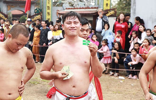 C&acirc;̀u thủ đ&ocirc;̣i đỏ h&acirc;n hoan khi nh&acirc;̣n giải.