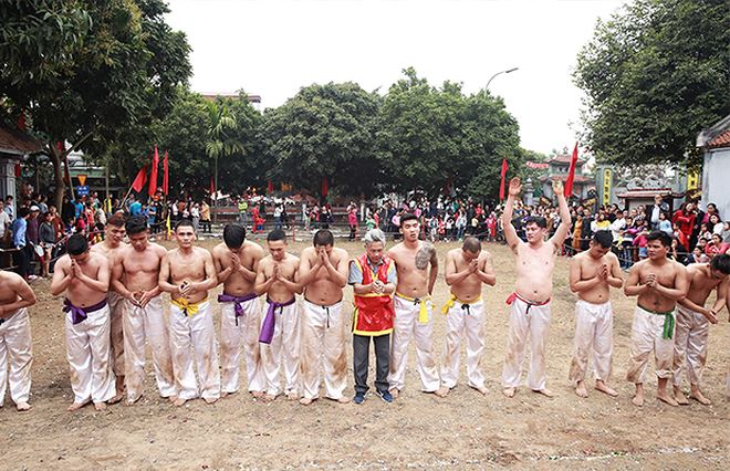 K&ecirc;́t thúc ngày khai h&ocirc;̣i, những c&acirc;̀u thủ ra chắp tay vái thành hoàng làng.