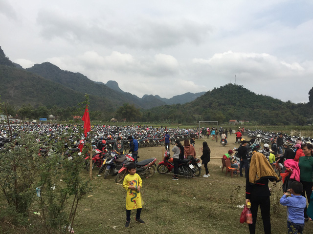 Thanh H&oacute;a: Mướt mồ h&ocirc;i chen ch&acirc;n đi xem