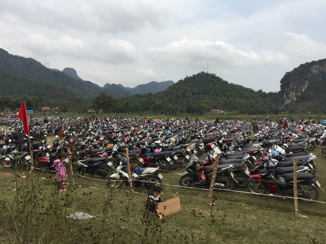 B&atilde;i xe m&aacute;y k&iacute;n chỗ, nhiều người sợ kh&ocirc;ng c&oacute; chỗ gửi xe đ&atilde; chấp nhận đi dịch vụ xe điện từ ngo&agrave;i cầu treo v&agrave;o suối c&aacute;.