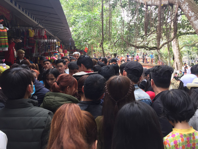 Thanh H&oacute;a: Mướt mồ h&ocirc;i chen ch&acirc;n đi xem