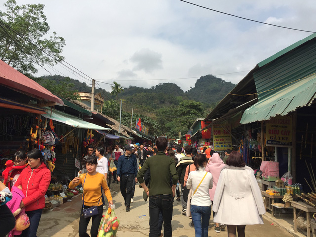 Đ&ocirc;ng nghịt người chen ch&acirc;n trong tiết trời kh&aacute; oi nắng.