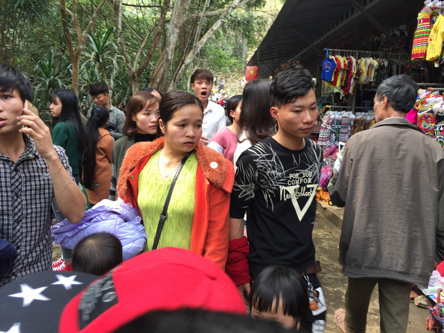 Thanh H&oacute;a: Mướt mồ h&ocirc;i chen ch&acirc;n đi xem