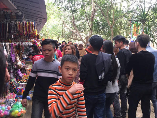 Thanh H&oacute;a: Mướt mồ h&ocirc;i chen ch&acirc;n đi xem