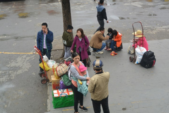 Khu vực trong bến xe kh&aacute; đ&ocirc;ng kh&aacute;ch. Nhiều h&agrave;nh kh&aacute;ch tỏ ra mệt mỏi sau chuyến h&agrave;nh tr&igrave;nh d&agrave;i n&ecirc;n tranh thủ ngồi nghỉ ngơi.