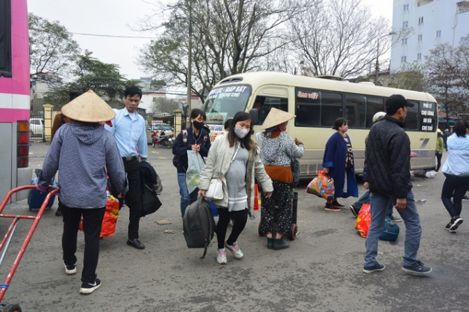 Nhiều h&agrave;nh kh&aacute;ch tỏ ra kh&aacute; mệt mỏi sau chuyến đi d&agrave;i.