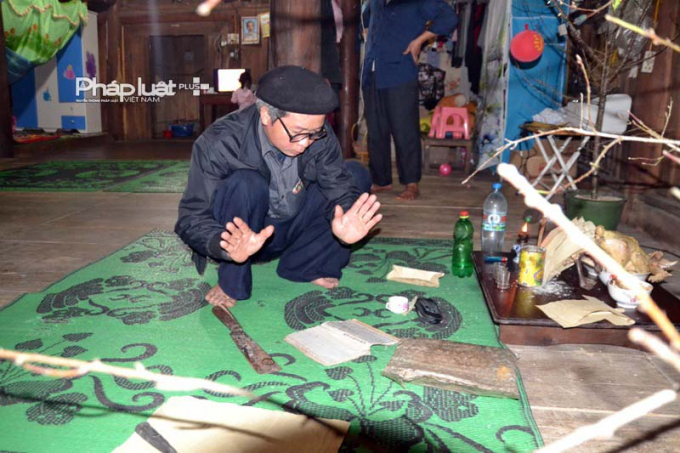 Trước khi thực hiện nghi lễ n&agrave;y, người học b&oacute;i phải mời một vị th&agrave;y cao tay để c&uacute;ng xin sự chấp thận của thần linh. (ảnh: Ph&agrave;n Gi&agrave;o Họ).