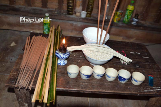 Lễ c&uacute;ng ban đầu gồm: Rượu, hương, b&aacute;t &ocirc; t&ocirc; gạo... Sau đ&oacute; l&agrave; con d&ecirc;, con lợn, con g&agrave; để tạ ơn. (ảnh: Ph&agrave;n Gi&agrave;o Họ).
