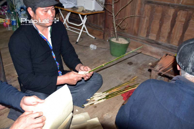 Sau khi c&uacute;ng v&agrave; nhận que b&oacute;i, người được lựa chọn sẽ run l&ecirc;n bần bật, nghĩa l&agrave; bị thần nhập. (ảnh: Ph&agrave;n Gi&agrave;o Họ).