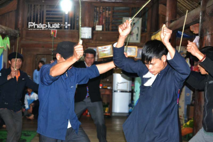 Người được chọn sẽ nhảy xung quanh gian nh&agrave; c&oacute; b&agrave;n thờ. (ảnh: Ph&agrave;n Gi&agrave;o Họ).