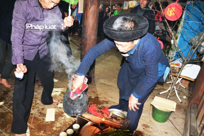 Nước mới được nhấc ra từ bếp vẫn c&ograve;n s&ocirc;i s&ugrave;ng sục được đổ v&agrave;o ch&eacute;n hoặc b&aacute;t...(ảnh: Ph&agrave;n Gi&agrave;o Họ).