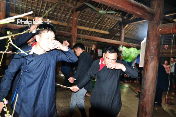 ... Rồi được những người tham gia tục