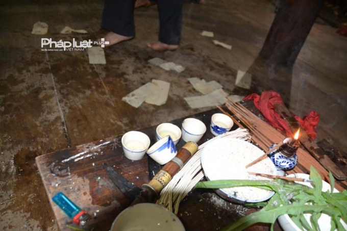 Những chiếc ch&eacute;n nước n&oacute;ng được uống sạch, nằm ngổn ngang. (ảnh: Ph&agrave;n Gi&agrave;o Họ)