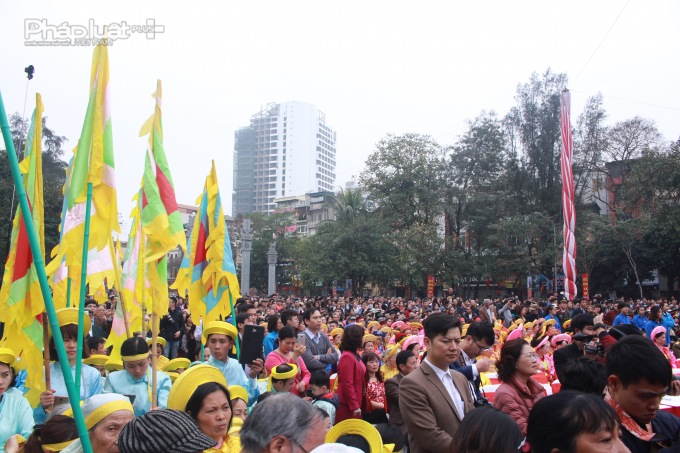 S&aacute;ng mồng 5 Tết (20/2), đ&atilde; c&oacute; h&agrave;ng vạn người d&acirc;n tới tham dự Lễ hội.