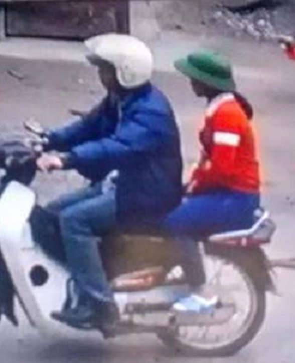 H&igrave;nh ảnh ch&aacute;u M. c&ugrave;ng xe m&aacute;y với anh Tuấn đi mua b&oacute;ng bay.