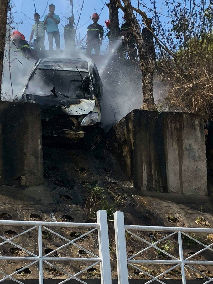 Chiếc xe bị tường x&acirc;y chắn lại v&agrave; ch&aacute;y rụi l&agrave;m 2 cha con chết ch&aacute;y