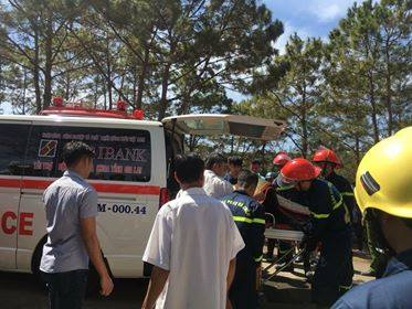 Lực lượng chức năng bảo vệ hiện trường, kh&aacute;m nghiệm tử thi để điều tra nguy&ecirc;n nh&acirc;n vụ tử vong