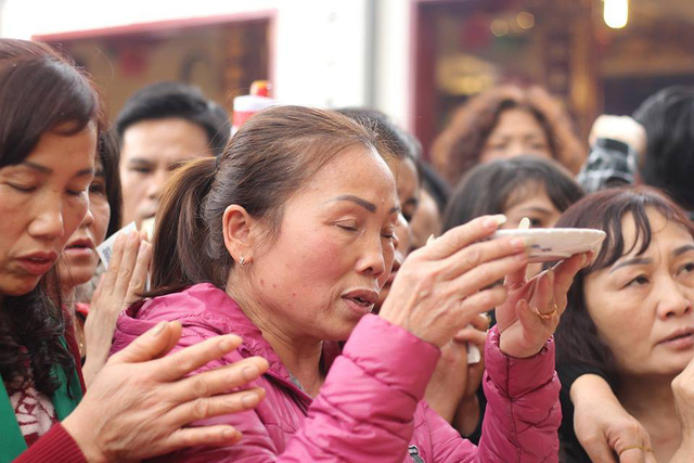 Năm nay t&igrave;nh trạng đốt v&agrave;ng m&atilde; tại Phủ T&acirc;y Hồ được hạn chế nhiều. Người d&acirc;n chủ yếu chuẩn bị c&aacute;c m&acirc;m lễ đơn giản, th&agrave;nh t&acirc;m.