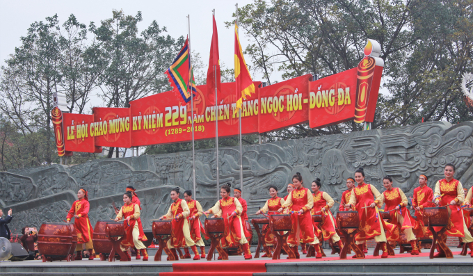 Ban tổ chức Lễ hội c&ugrave;ng với với nh&agrave; h&aacute;t tuồng Việt Nam đ&atilde; t&aacute;i hiện lại chiến thắng lịch sử Ngọc Hồi &ndash; Đống Đa Quang Trung, m&ugrave;a xu&acirc;n năm Kỷ Dậu 1789.