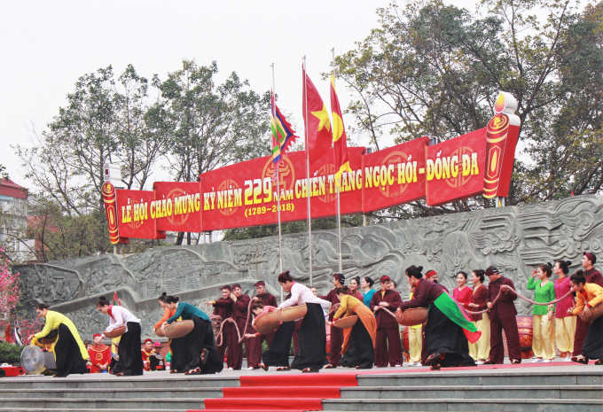 &nbsp;Cuối năm 1788,&nbsp;C&agrave;n Long&nbsp;sai Tổng đốc&nbsp;Lưỡng QuảngT&ocirc;n Sĩ Nghị&nbsp;chỉ huy 20 vạn qu&acirc;n Thanh hộ tống L&ecirc; Chi&ecirc;u Thống về Đại Việt với danh nghĩa