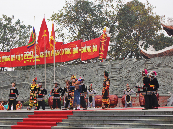 Trong hoạt cảnh n&agrave;y, h&igrave;nh ảnh tướng giặc T&ocirc;n Sĩ Nghị c&ugrave;ng những kẻ b&aacute;n nước cầu vinh được t&aacute;i hiện.