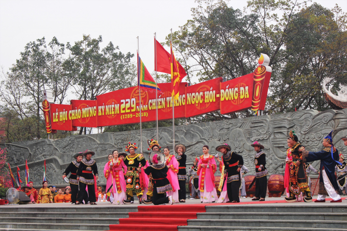 Tin Kinh th&agrave;nh Thăng Long bị tiến đ&aacute;nh khiến qu&acirc;n giặc b&agrave;ng ho&agrave;ng, hoảng hốt.&nbsp;Chủ tướng&nbsp;Sầm Nghi Đống phải tự vẫn, T&ocirc;n Sỹ Nghị th&igrave; bỏ trốn về nước.