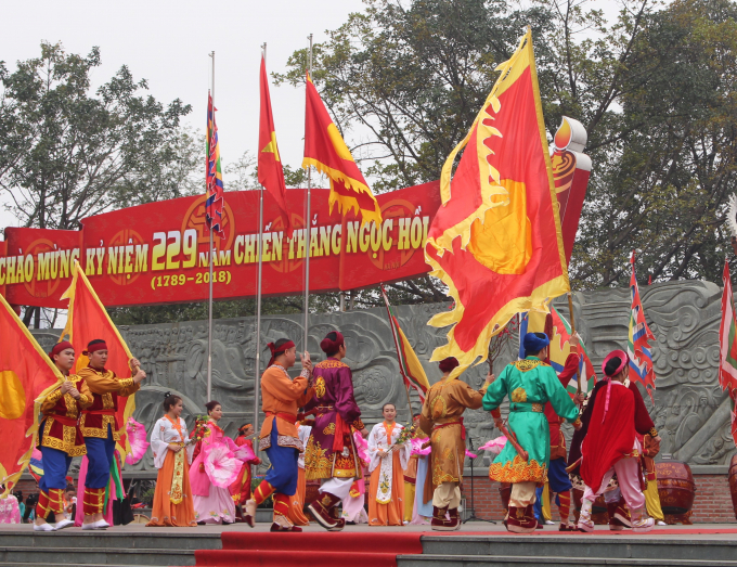 &nbsp;Trưa mồng 5 Tết, Quang Trung tiến v&agrave;o th&agrave;nh Thăng Long trong sự ch&agrave;o đ&oacute;n của nh&acirc;n d&acirc;n.