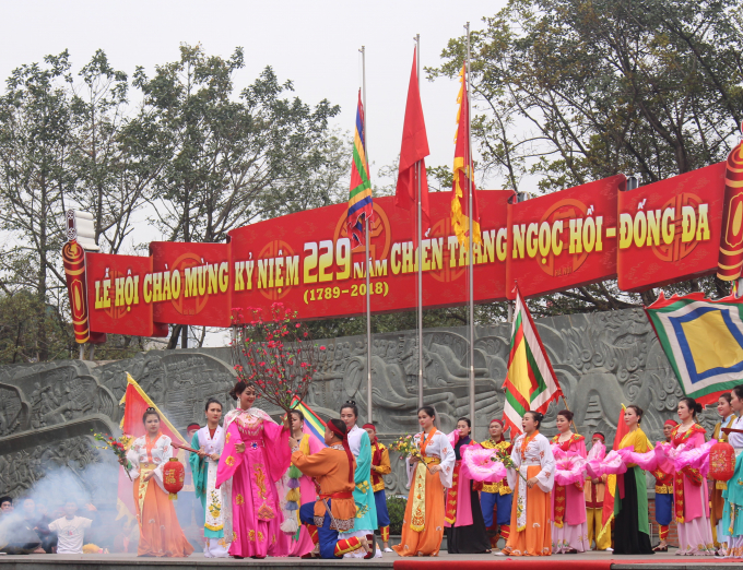 C&oacute; một giai thoại đ&oacute; l&agrave; tr&ecirc;n đường h&agrave;nh qu&acirc;n ti&ecirc;u diệt qu&acirc;n Thanh, khi v&agrave;o đến Thăng Long v&agrave; nh&igrave;n thấy rừng đ&agrave;o Nhật T&acirc;n rộ sắc hồng, Vua Quang Trung liền cho người chọn một c&agrave;nh đẹp nhất ph&oacute;ng ngựa trạm v&agrave;o th&agrave;nh Ph&uacute; Xu&acirc;n, tặng Ngọc H&acirc;n c&ocirc;ng ch&uacute;a.