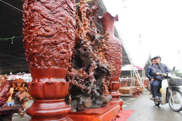 Được biết, cặp lư hương cao 2m7, đường k&iacute;nh 60cm được chạm khắc bối cảnh &ldquo;cửu long tranh ch&acirc;u&rdquo; v&agrave; c&acirc;y tượng chạm khắc 18 vị La H&aacute;n c&oacute; chiều cao 2m5, đường k&iacute;nh 1m.