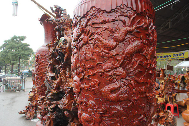 Chị Trần Minh T&acirc;m (SN 1980, Hải Dương), chủ nh&acirc;n của bộ t&aacute;c phẩm tr&ecirc;n cho biết, để ho&agrave;n th&agrave;nh được cặp lư &ldquo;khủng&rdquo; v&agrave; c&acirc;y tượng gỗ tr&ecirc;n cần đến 10 nghệ nh&acirc;n v&agrave; thợ l&agrave;m việc li&ecirc;n tục trong nhiều th&aacute;ng trời.