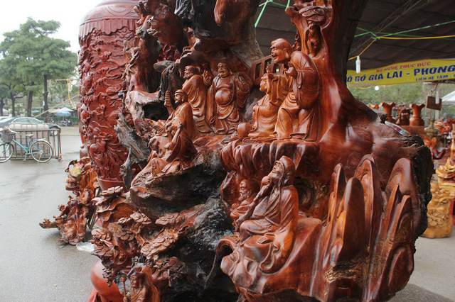 Tr&ecirc;n c&acirc;y tượng &ldquo;Thập b&aacute;t La H&aacute;n&rdquo;, c&aacute;c nghệ nh&acirc;n tạc 18 vị tượng với c&aacute;c biểu cảm, khu&ocirc;n mặt kh&aacute;c nhau.