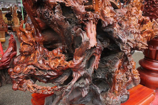 Theo chị T&acirc;m, c&ocirc;ng đoạn kh&oacute; nhất của t&aacute;c phẩm l&agrave; tạc tượng c&aacute;c vị La H&aacute;n v&agrave; &ldquo;thổi hồn&rdquo; cho t&aacute;c phẩm. &ldquo;Bộ sản phẩm được l&agrave;m ho&agrave;n to&agrave;n thủ c&ocirc;ng, chạm khắc tinh tế, cầu kỳ. Trong đ&oacute;, mỗi bức tượng mang khu&ocirc;n mặt, biểu cảm kh&aacute;c nhau v&agrave; đều phải to&aacute;t l&ecirc;n được thần th&aacute;i, vẻ uy nghi giống như thật&rdquo;, chị T&acirc;m n&oacute;i.