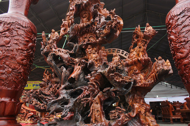 Điều đặc biệt của c&acirc;y tượng l&agrave; được l&agrave;m bằng gốc gỗ hương c&oacute; tuổi đời l&acirc;u năm.