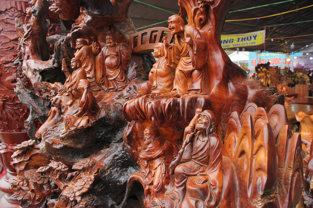 C&aacute;c bức tượng được c&aacute;c nghệ nh&acirc;n chạm khắc cầu kỳ, tinh tế.