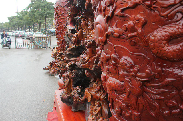 Chủ nh&acirc;n của bộ t&aacute;c phẩm n&agrave;y cũng cho hay, đ&acirc;y được xem l&agrave; một trong những c&acirc;y tượng nguy&ecirc;n khối đẹp v&agrave; ho&agrave;n hảo nhất từ trước đến n&agrave;y m&agrave; cơ sở chị t&igrave;m mua được. &ldquo;Hiện để t&igrave;m được gốc gỗ tự nhi&ecirc;n c&oacute; đường k&iacute;nh lớn, th&acirc;n lũa v&agrave; kh&ocirc;ng bị hỏng lỗi như tr&ecirc;n rất kh&oacute;, gần như kh&ocirc;ng c&ograve;n. Bản th&acirc;n t&ocirc;i cũng phải bỏ rất nhiều c&ocirc;ng sức mới t&igrave;m mua được&rdquo;, chị T&acirc;m n&oacute;i.