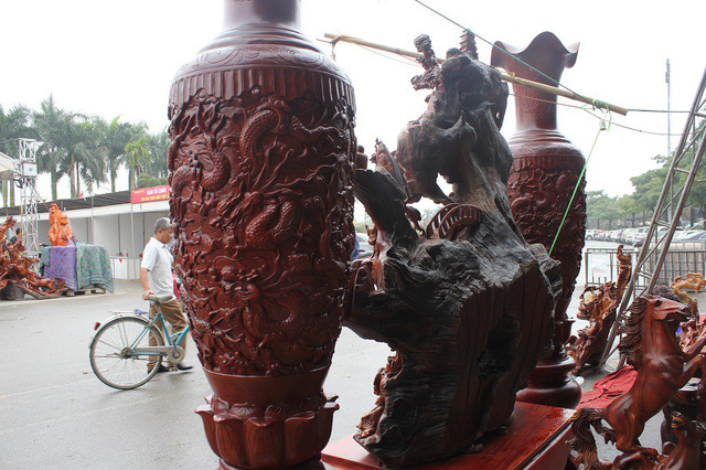 Ngo&agrave;i tuổi đời l&acirc;u năm, điểm độc đ&aacute;o của c&acirc;y tượng l&agrave; c&aacute;c đường n&eacute;t, v&acirc;n gỗ đều đẹp v&agrave; mềm mại. Được biết, gi&aacute; của bộ t&aacute;c phẩm tr&ecirc;n v&agrave;o khoảng 350 triệu đồng.