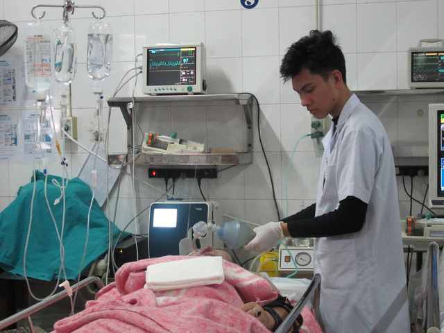 Cấp cứu một trường hợp tai nạn giao th&ocirc;ng tại BV Việt Đức.