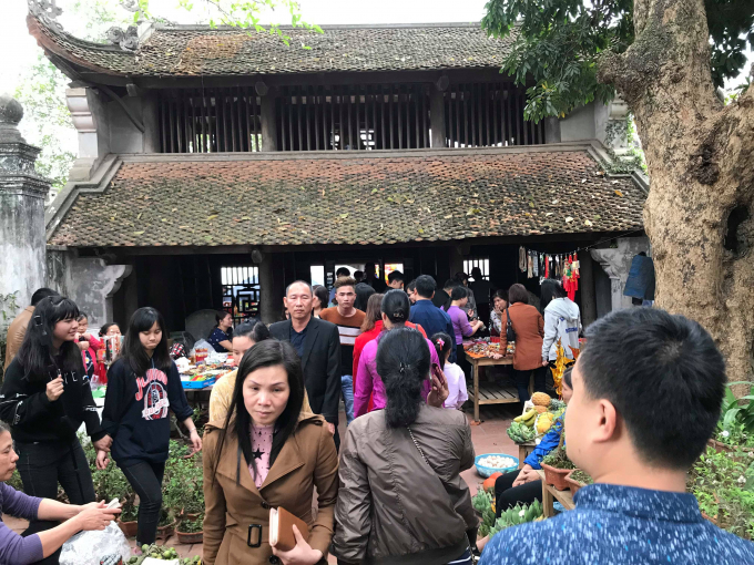 Lối ch&iacute;nh v&agrave;o b&ecirc;n trong ch&ugrave;a.