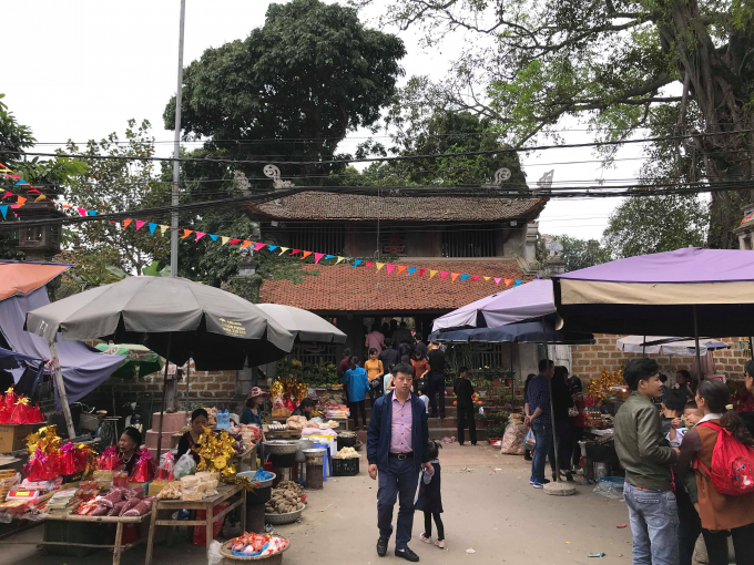 Cổng ch&iacute;nh đi v&agrave;o ch&ugrave;a M&iacute;a tắc nghẽn bởi rất đ&ocirc;ng du kh&aacute;ch tới lễ ch&ugrave;a.