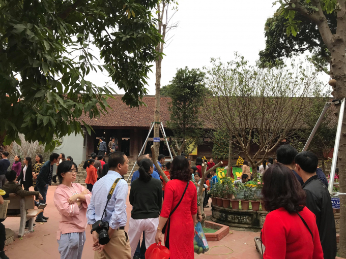 S&acirc;n ch&iacute;nh trước khi kh&aacute;ch v&agrave;o lễ Tam bảo.              &nbsp;                    H&agrave;ng ng&agrave;n người chen ch&acirc;n lễ ban Tam Bảo v&agrave; v&atilde;n cảnh ch&ugrave;a cầu b&igrave;nh an đầu năm mới.