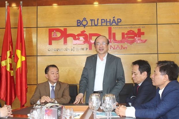 Thứ trưởng Bộ Tư ph&aacute;p Phan Ch&iacute; Hiếu ch&uacute;c tết B&aacute;o Ph&aacute;p luật Việt Nam.