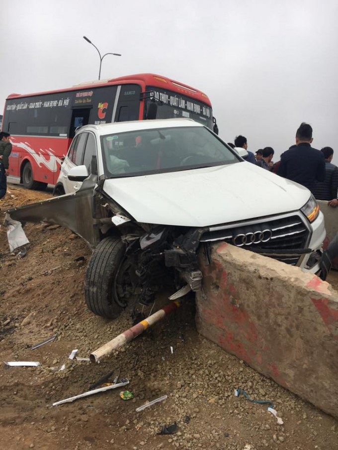 Vụ tai nạn l&agrave;m một người tr&ecirc;n xe Audi bị thương, c&aacute;c xe li&ecirc;n quan đều bị hư hỏng, trong đ&oacute; xe Audi bị hỏng nặng nhất.