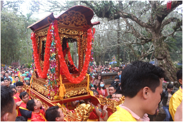 Những năm qua, việc ph&aacute;t gi&ograve; hoa tre cho nh&acirc;n d&acirc;n v&agrave; du kh&aacute;ch thập phương lấy may đầu năm đ&atilde; được Ban tổ chức lễ hội kiểm so&aacute;t kh&aacute; tốt.  Tuy nhi&ecirc;n, t&igrave;nh trạng chen lấn, x&ocirc; đẩy, đ&ocirc;i khi l&agrave; cả tranh cướp vẫn diễn ra, khiến h&igrave;nh ảnh lễ hội bị ảnh hưởng. Lần gần đ&acirc;y nhất l&agrave; trong dịp Tết Nguy&ecirc;n đ&aacute;n 2017, việc tranh cướp gi&ograve; hoa tre khi đưa từ đền Thượng vẫn diễn ra giữa c&aacute;c thanh ni&ecirc;n, trai tr&aacute;ng trong l&agrave;ng đến dự hội.