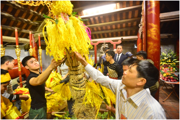 Năm nay, sau lễ cung tiến, gi&ograve; hoa tre sẽ được di chuyển v&agrave;o hậu cung đền Thượng, chứ kh&ocirc;ng di chuyển xuống khu vực đền Hạ v&agrave; tổ chức ph&aacute;t lộc như mọi năm.&nbsp;  Thay v&igrave; đưa gi&ograve; hoa tre v&agrave;o rồi rước ra để tranh cướp, gi&ograve; hoa tre lần n&agrave;y được đưa v&agrave;o hậu cung đền Thượng để