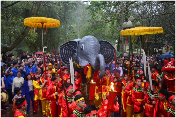 Ngo&agrave;i gi&ograve; hoa tre, những lễ vật kh&aacute;c như Voi cũng được cung tiến đến đền Thượng.