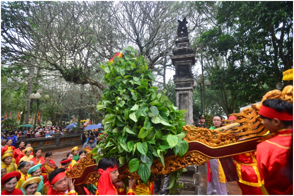 Trầu cau cũng &nbsp;được di chuyển v&agrave;o hậu cung đền Thượng sau nghi lễ cung tiến. Như vậy năm nay, tục cướp gi&ograve; hoa tre đ&atilde; kh&ocirc;ng diễn ra như mọi năm.
