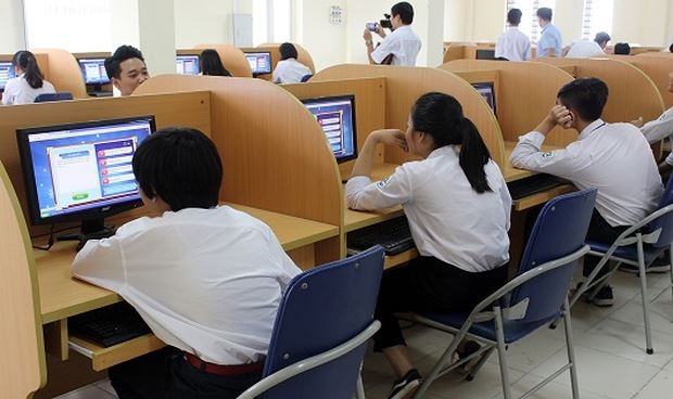 Học sinh Trường THPT chuy&ecirc;n Nguyễn Huệ (H&agrave; Nội) tham gia thi t&igrave;m hiểu ph&aacute;p luật trực tuyến tại ph&ograve;ng m&aacute;y của nh&agrave; trường.